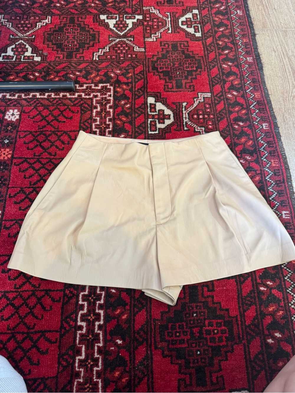 Alice & Olivia Steffie faux leather Shorts - Picture 3 of 5